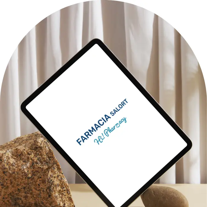 tablet con el fondo del logotipo de farmacia salort
